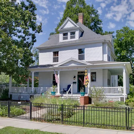 1915 Historic Cambridge Property With Fire Pit!